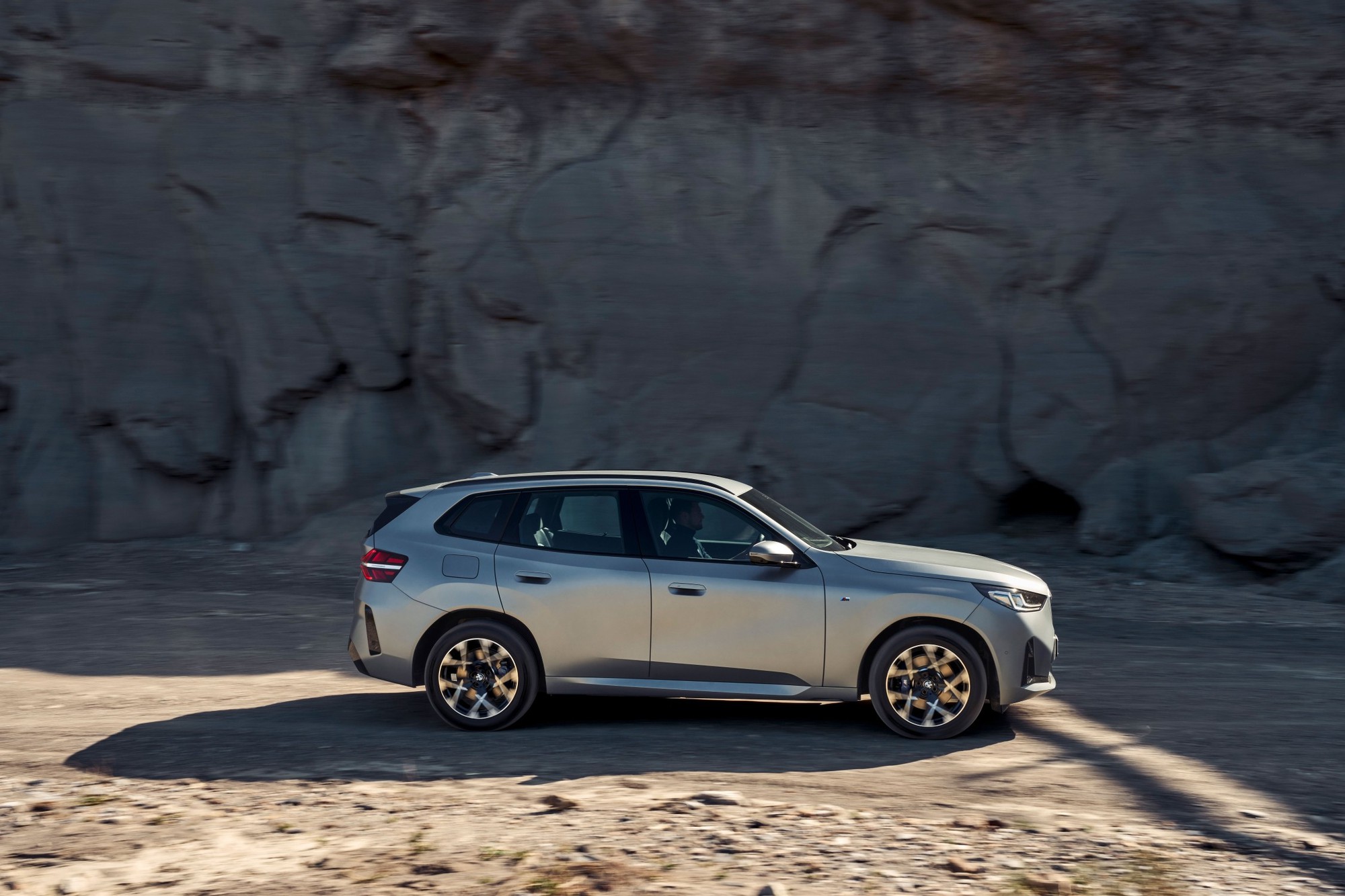 Bộ đôi BMW X3 và 5 Series 2025 ra mắt Việt Nam: Thiết kế mới, công nghệ nâng cấp - kèm ưu đãi khủng 100 triệu đồng- Ảnh 2. Bộ đôi BMW X3 và 5 Series 2025 ra mắt Việt Nam: Thiết kế mới, công nghệ nâng cấp - kèm ưu đãi khủng 100 triệu đồng- Ảnh 2.