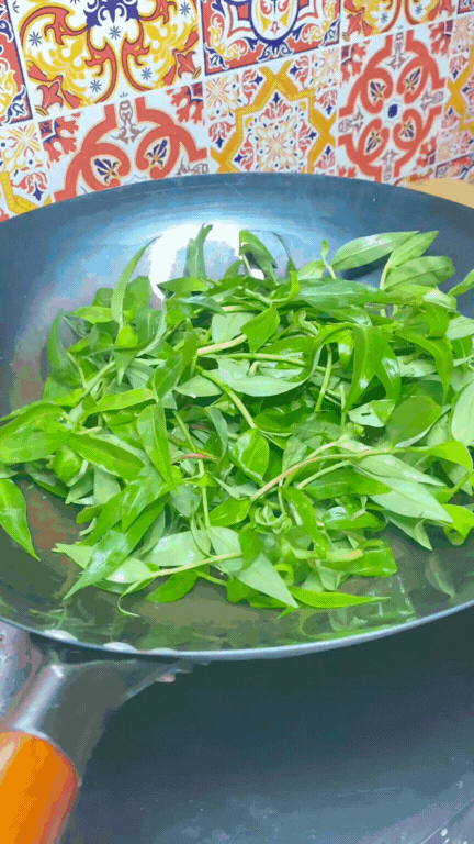 "Loại rau" gây ngỡ ngàng nhất mùa hè này: Tưởng là cỏ mọc dại nhưng nấu được loạt món ngon giúp thanh nhiệt cực tốt- Ảnh 6. "Loại rau" gây ngỡ ngàng nhất mùa hè này: Tưởng là cỏ mọc dại nhưng nấu được loạt món ngon giúp thanh nhiệt cực tốt- Ảnh 6.