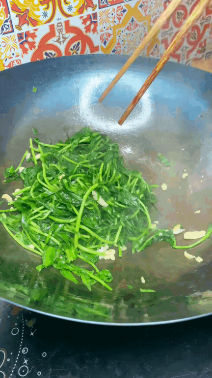 "Loại rau" gây ngỡ ngàng nhất mùa hè này: Tưởng là cỏ mọc dại nhưng nấu được loạt món ngon giúp thanh nhiệt cực tốt- Ảnh 7. "Loại rau" gây ngỡ ngàng nhất mùa hè này: Tưởng là cỏ mọc dại nhưng nấu được loạt món ngon giúp thanh nhiệt cực tốt- Ảnh 7.