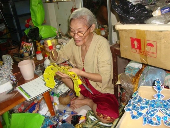 Nữ 'quái kiệt' cải lương một thời giờ vất vả, U80 vẫn làm việc nuôi cả gia đình- Ảnh 2. Nữ 'quái kiệt' cải lương một thời giờ vất vả, U80 vẫn làm việc nuôi cả gia đình- Ảnh 2.