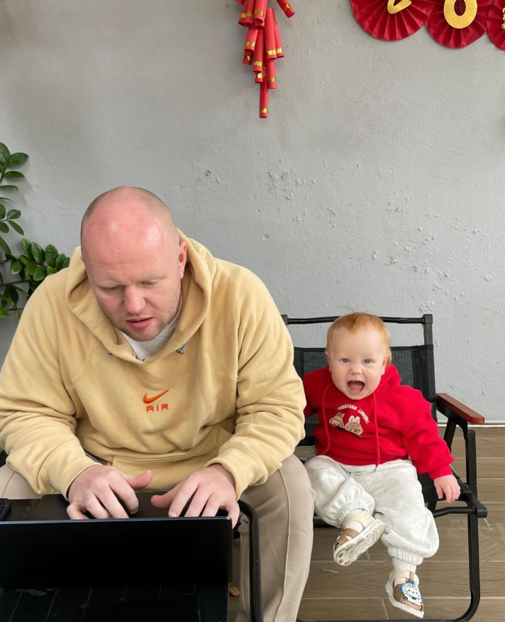 Gặp gia đình Ê Phở - em bé người Anh sống ở Đà Nẵng, “hoà tan” ở trường mẫu giáo công lập và cực mê đồ ăn Việt Nam- Ảnh 3. Gặp gia đình Ê Phở - em bé người Anh sống ở Đà Nẵng, “hoà tan” ở trường mẫu giáo công lập và cực mê đồ ăn Việt Nam- Ảnh 3.