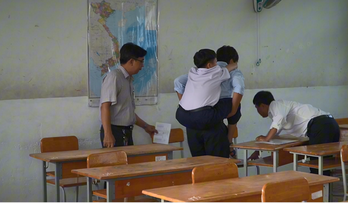 Điều chưa kể về thí sinh ngồi xe lăn, đeo máy đo đường huyết đặc biệt nhất kỳ thi vào lớp 10 tại TP.HCM năm nay- Ảnh 1. Điều chưa kể về thí sinh ngồi xe lăn, đeo máy đo đường huyết đặc biệt nhất kỳ thi vào lớp 10 tại TP.HCM năm nay- Ảnh 1.