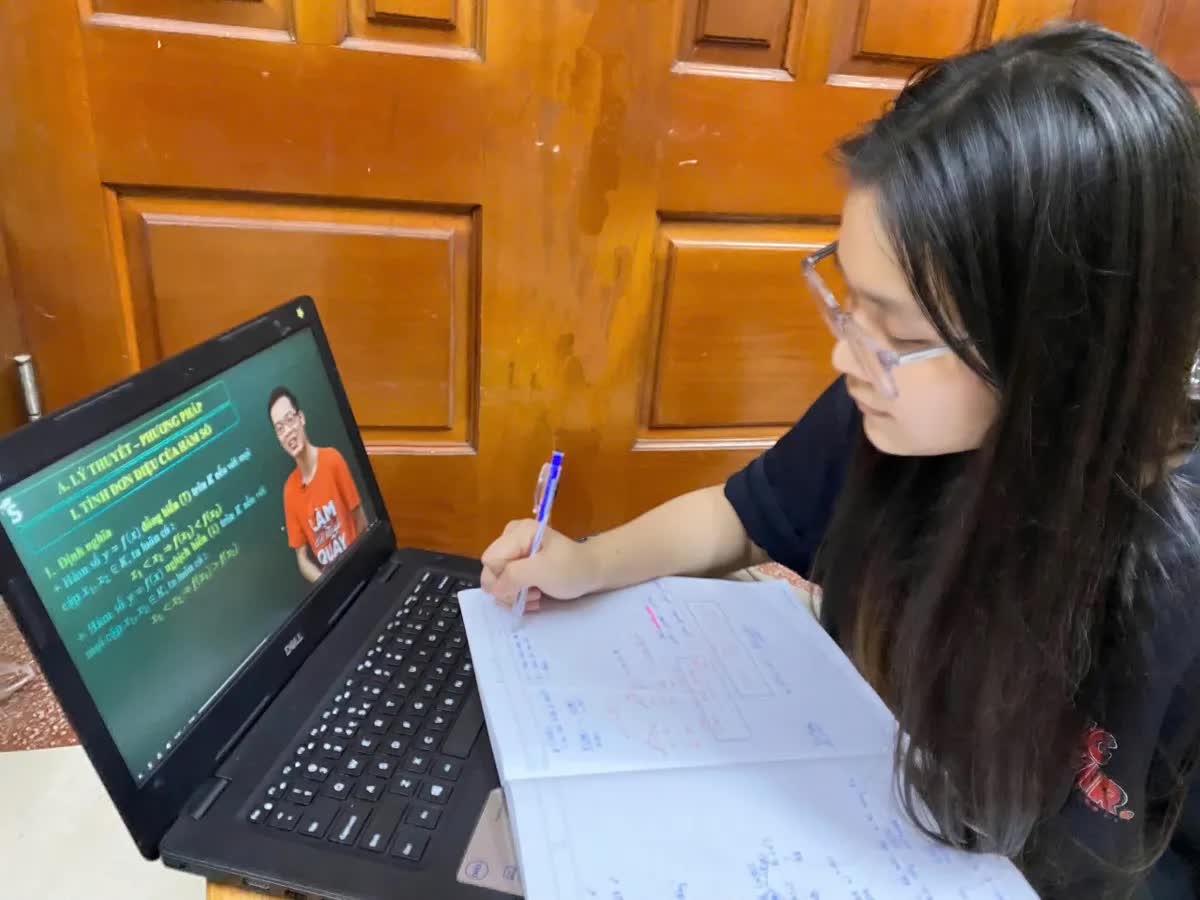 Sĩ tử tận dụng mạng xã hội để ôn thi hiệu quả- Ảnh 3. Sĩ tử tận dụng mạng xã hội để ôn thi hiệu quả- Ảnh 3.