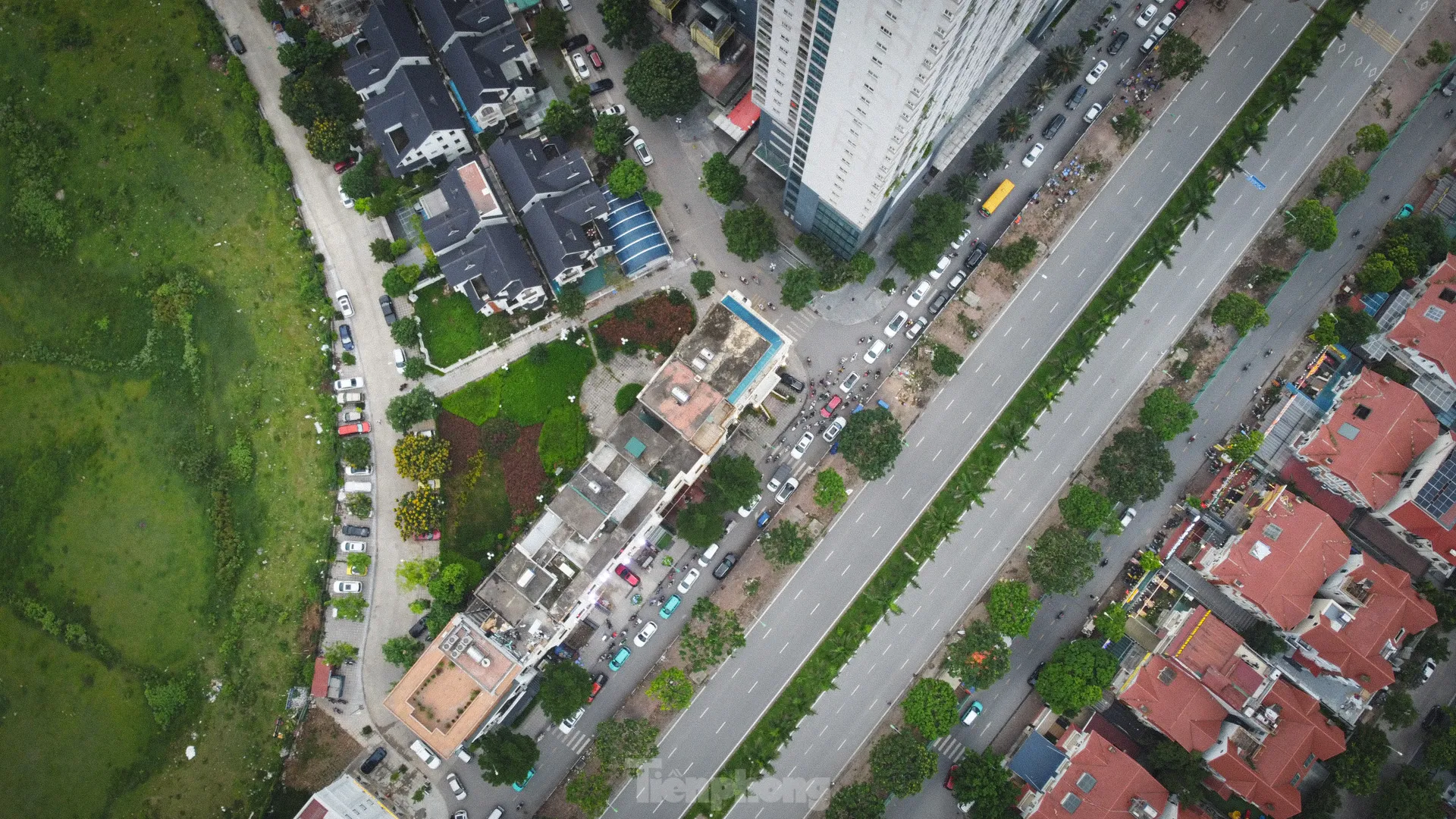 Rào một phần đường gom Đại lộ Thăng Long, xe máy tràn lên vỉa hè tránh ùn tắc- Ảnh 10. Rào một phần đường gom Đại lộ Thăng Long, xe máy tràn lên vỉa hè tránh ùn tắc- Ảnh 10.
