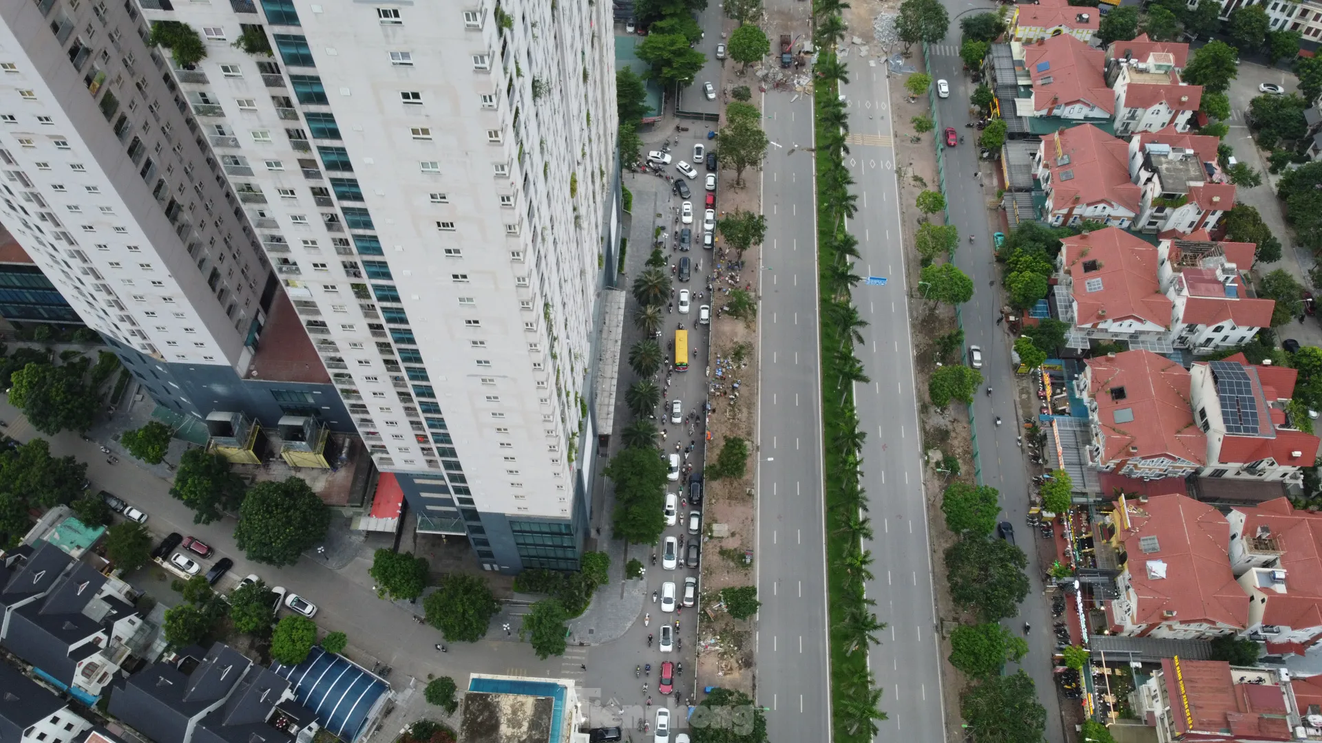 Rào một phần đường gom Đại lộ Thăng Long, xe máy tràn lên vỉa hè tránh ùn tắc- Ảnh 9. Rào một phần đường gom Đại lộ Thăng Long, xe máy tràn lên vỉa hè tránh ùn tắc- Ảnh 9.