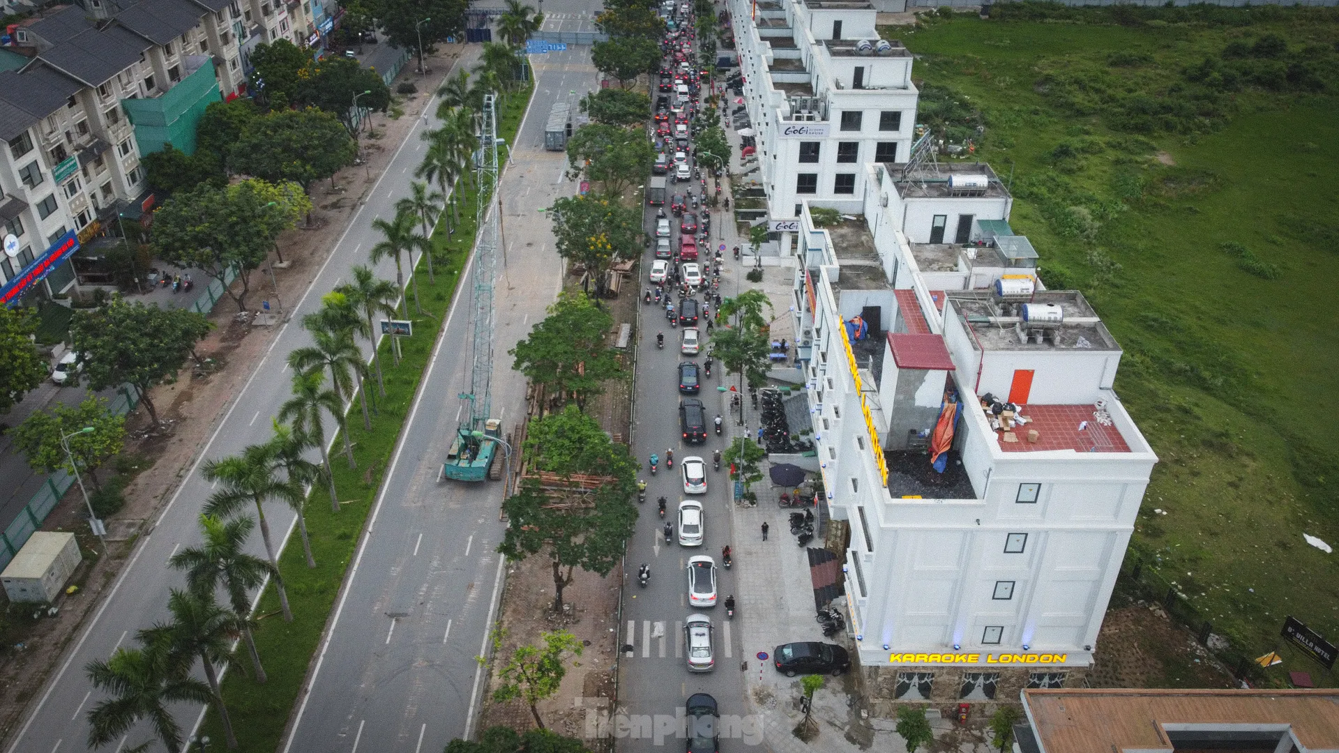 Rào một phần đường gom Đại lộ Thăng Long, xe máy tràn lên vỉa hè tránh ùn tắc- Ảnh 4. Rào một phần đường gom Đại lộ Thăng Long, xe máy tràn lên vỉa hè tránh ùn tắc- Ảnh 4.