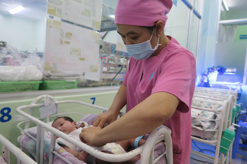 Nữ điều dưỡng khóc lặng kể về 13 chiếc cũi cô đơn ở BV Hùng Vương: Bệnh viện là nhà, bác sỹ là mẹ, ai sẽ là gia đình của các em...?"- Ảnh 2. Nữ điều dưỡng khóc lặng kể về 13 chiếc cũi cô đơn ở BV Hùng Vương: Bệnh viện là nhà, bác sỹ là mẹ, ai sẽ là gia đình của các em...?"- Ảnh 2.