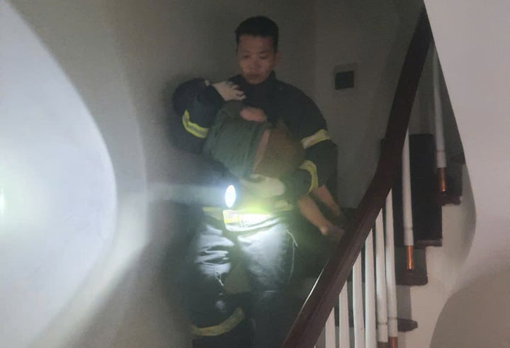 Cháy nhà trong đêm, cảnh sát giải cứu 5 trẻ thoát ra ngoài- Ảnh 1. Cháy nhà trong đêm, cảnh sát giải cứu 5 trẻ thoát ra ngoài- Ảnh 1.