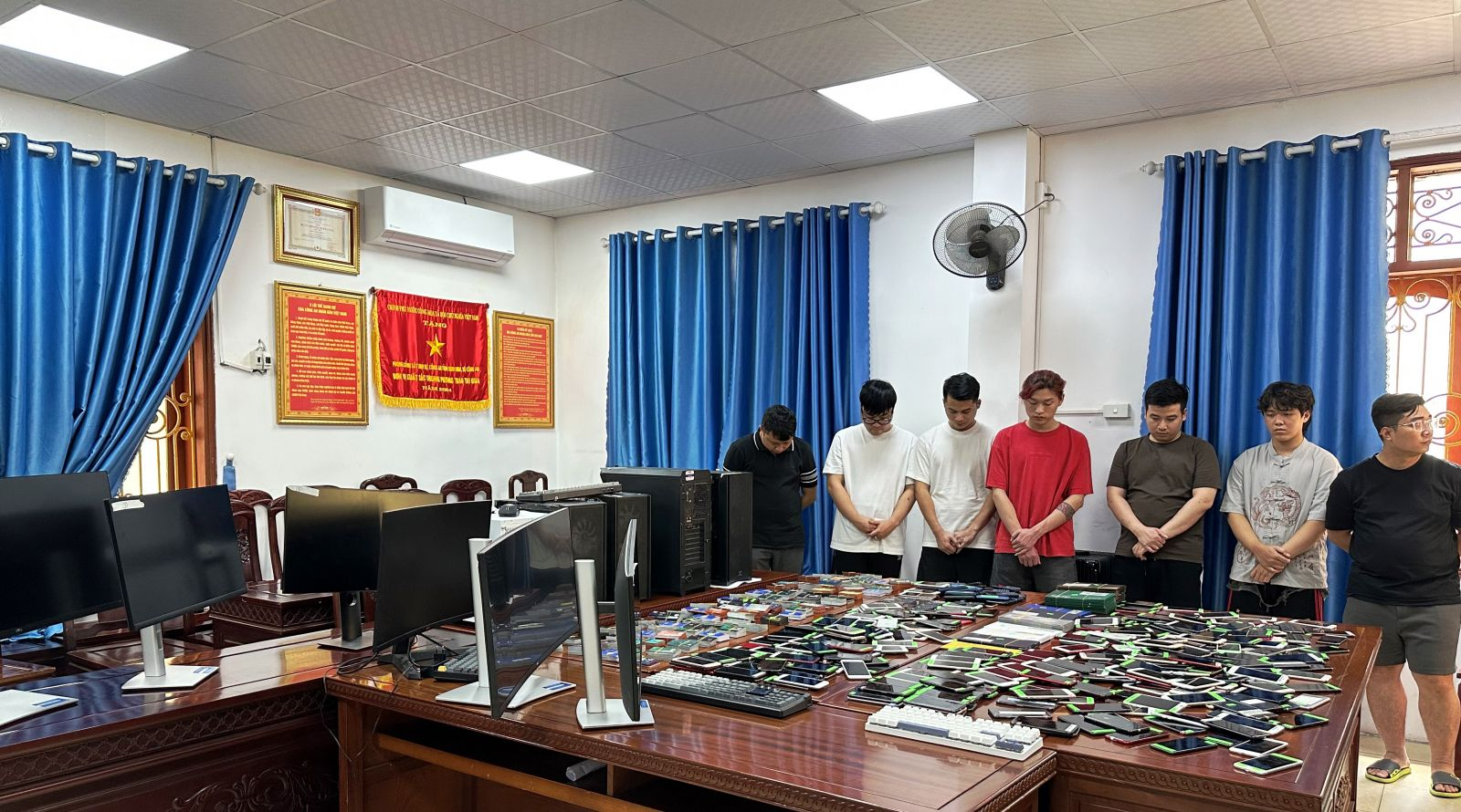 Công an thu giữ 3.000 thẻ ngân hàng, 400 điện thoại di động, tìm những người từng mở và bán tài khoản cho các đối tượng sau- Ảnh 1. Công an thu giữ 3.000 thẻ ngân hàng, 400 điện thoại di động, tìm những người từng mở và bán tài khoản cho các đối tượng sau- Ảnh 1.