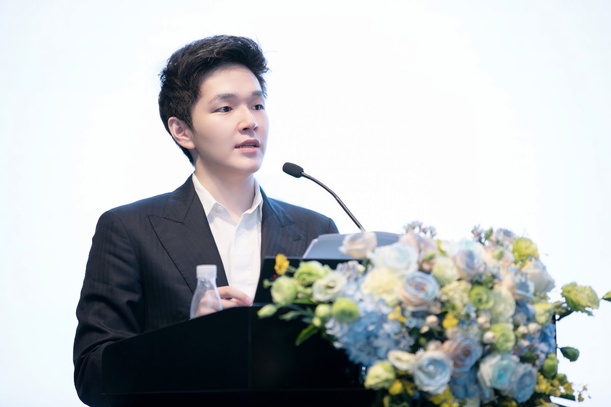 Chân dung CEO tập đoàn dược phẩm: Hóa tỷ phú chỉ sau 1 đêm, gương mặt “hack tuổi” gây sốt- Ảnh 4. Chân dung CEO tập đoàn dược phẩm: Hóa tỷ phú chỉ sau 1 đêm, gương mặt “hack tuổi” gây sốt- Ảnh 4.