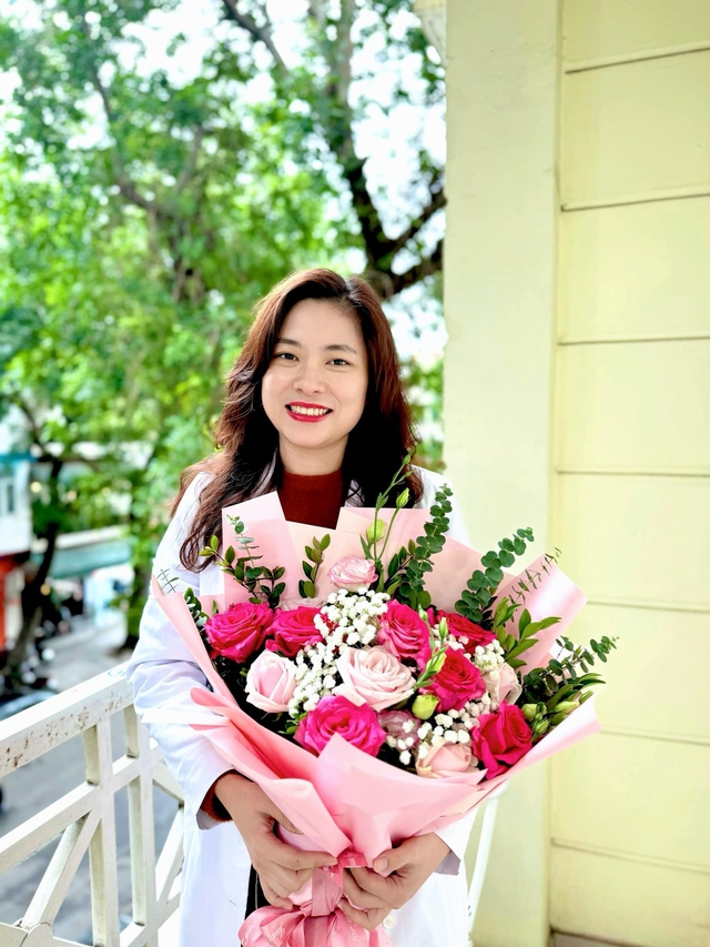 Nữ bác sĩ sản công khai “nghề tay trái” trong cabin Y khoa khiến cộng đồng mạng sửng sốt hôm nay là ai?- Ảnh 1. Nữ bác sĩ sản công khai “nghề tay trái” trong cabin Y khoa khiến cộng đồng mạng sửng sốt hôm nay là ai?- Ảnh 1.