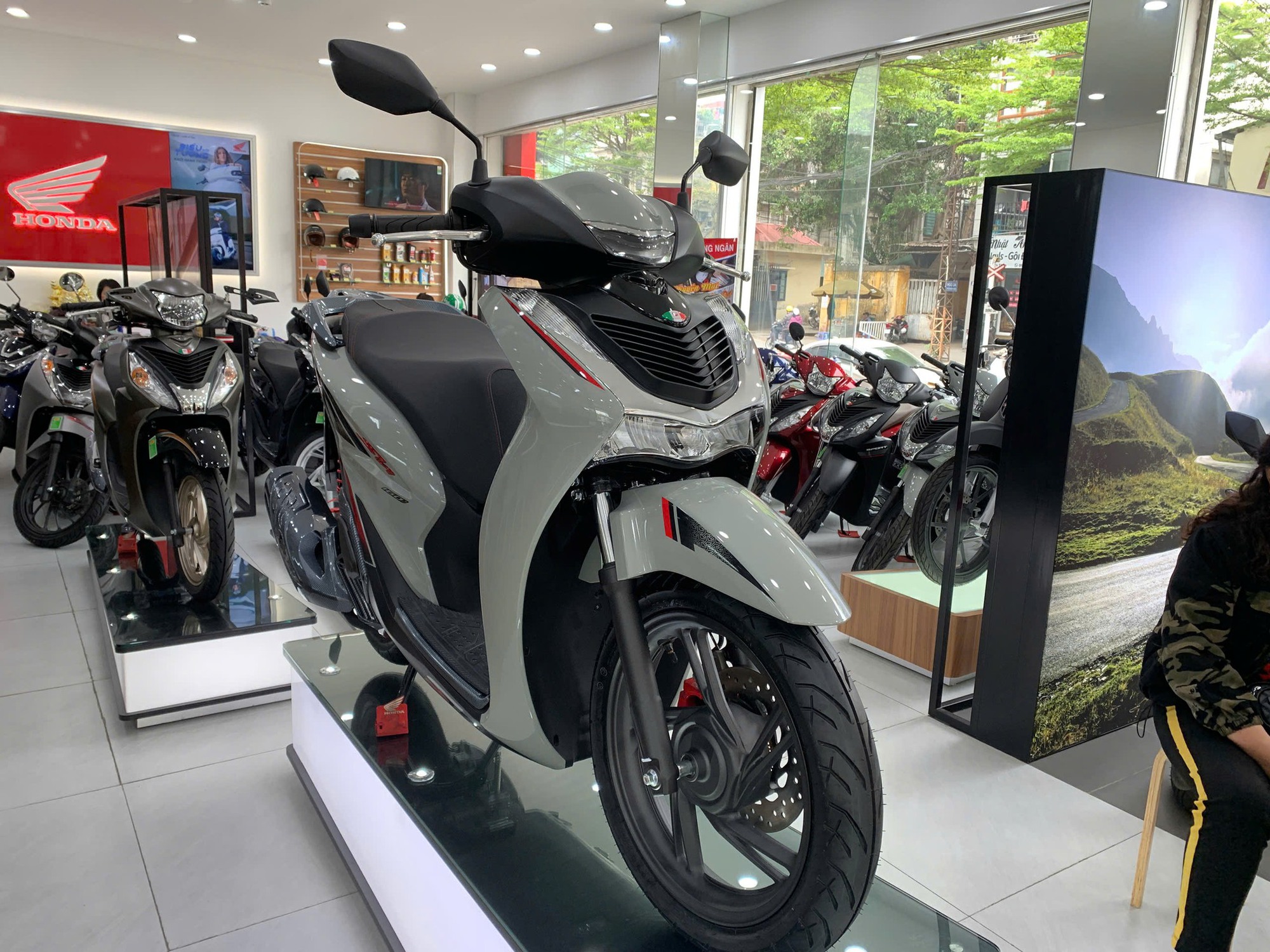 Giá xe máy ở mức thấp hiếm có: Honda Vision, SH, Winner X, Janus... dưới mức đề xuất tối đa 23 triệu đồng, tặng kèm đồng hồ xịn xò- Ảnh 3. Giá xe máy ở mức thấp hiếm có: Honda Vision, SH, Winner X, Janus... dưới mức đề xuất tối đa 23 triệu đồng, tặng kèm đồng hồ xịn xò- Ảnh 3.