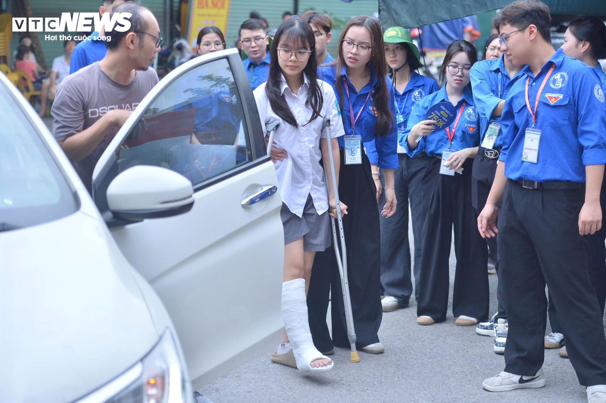 Nữ sinh nén đau chống nạng đi thi, bật khóc vì làm bài không như ý- Ảnh 4. Nữ sinh nén đau chống nạng đi thi, bật khóc vì làm bài không như ý- Ảnh 4.