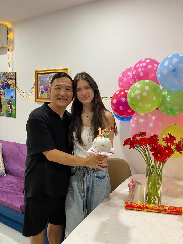 Em gái Đặng Văn Lâm gây sốt: Sinh ra đã đẹp như công chúa, 18 tuổi cao gần 1m80, visual không góc chết- Ảnh 4. Em gái Đặng Văn Lâm gây sốt: Sinh ra đã đẹp như công chúa, 18 tuổi cao gần 1m80, visual không góc chết- Ảnh 4.
