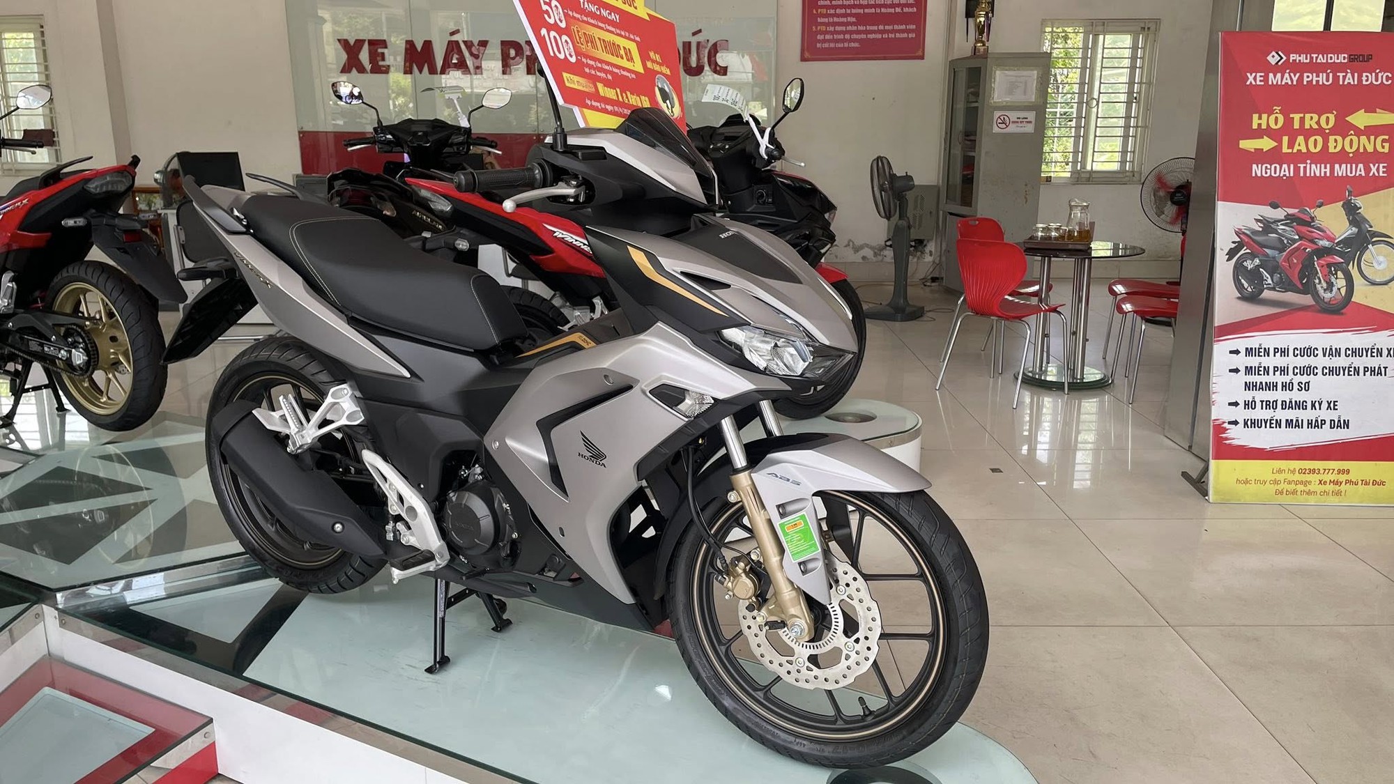 Giá xe máy ở mức thấp hiếm có: Honda Vision, SH, Winner X, Janus... dưới mức đề xuất tối đa 23 triệu đồng, tặng kèm đồng hồ xịn xò- Ảnh 4. Giá xe máy ở mức thấp hiếm có: Honda Vision, SH, Winner X, Janus... dưới mức đề xuất tối đa 23 triệu đồng, tặng kèm đồng hồ xịn xò- Ảnh 4.