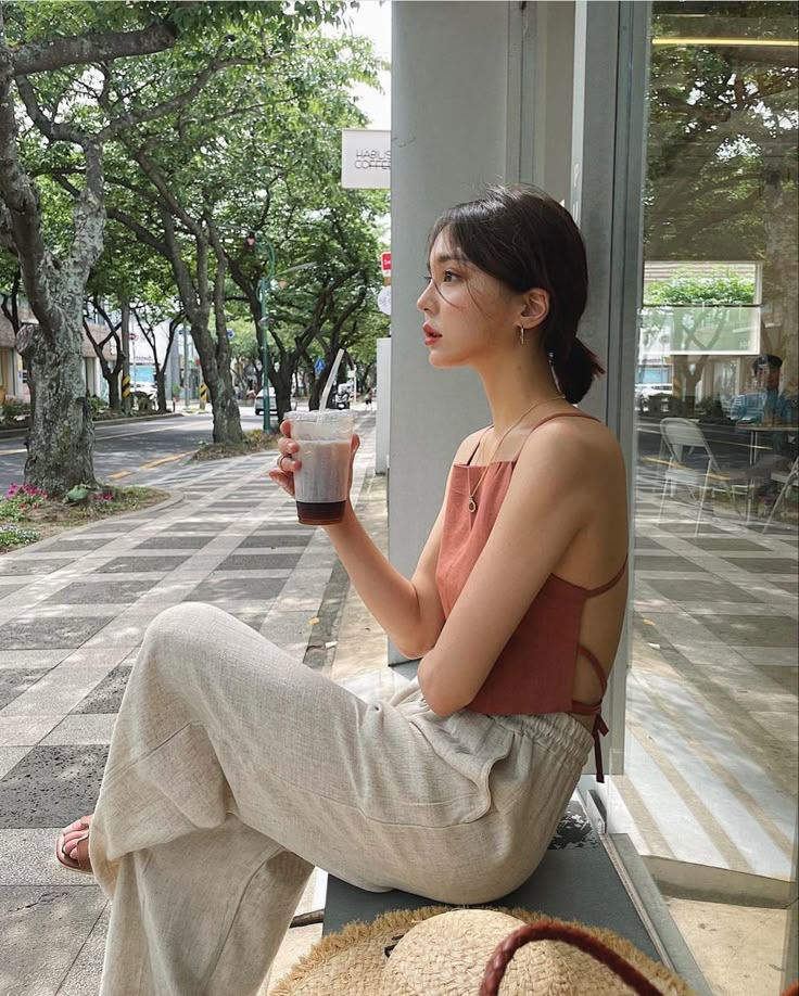 Mặc kệ người ta để dành tiền mua vàng, tiết kiệm tiền mua nhà: Tôi chọn tiêu tiền kiểu mình vui là được- Ảnh 1. Mặc kệ người ta để dành tiền mua vàng, tiết kiệm tiền mua nhà: Tôi chọn tiêu tiền kiểu mình vui là được- Ảnh 1.