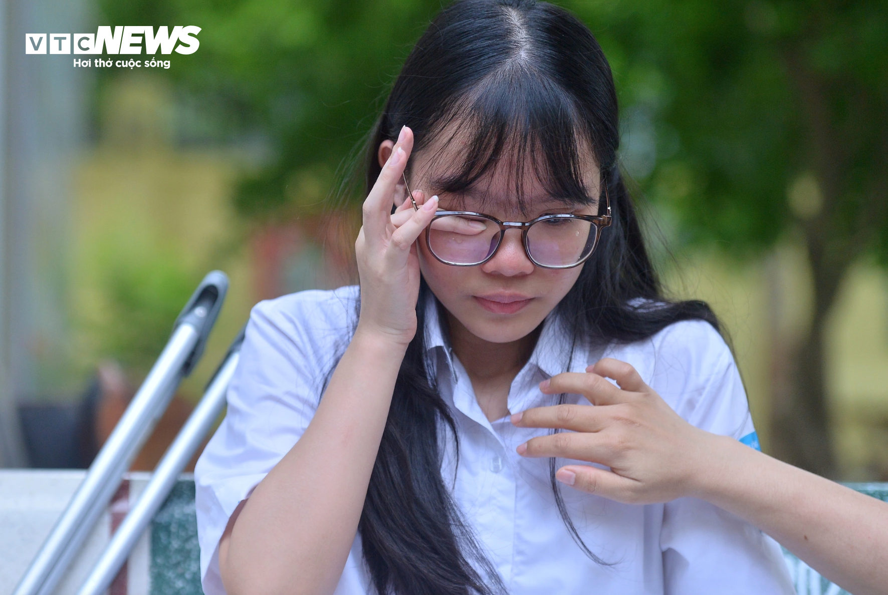 Nữ sinh nén đau chống nạng đi thi, bật khóc vì làm bài không như ý- Ảnh 3. Nữ sinh nén đau chống nạng đi thi, bật khóc vì làm bài không như ý- Ảnh 3.