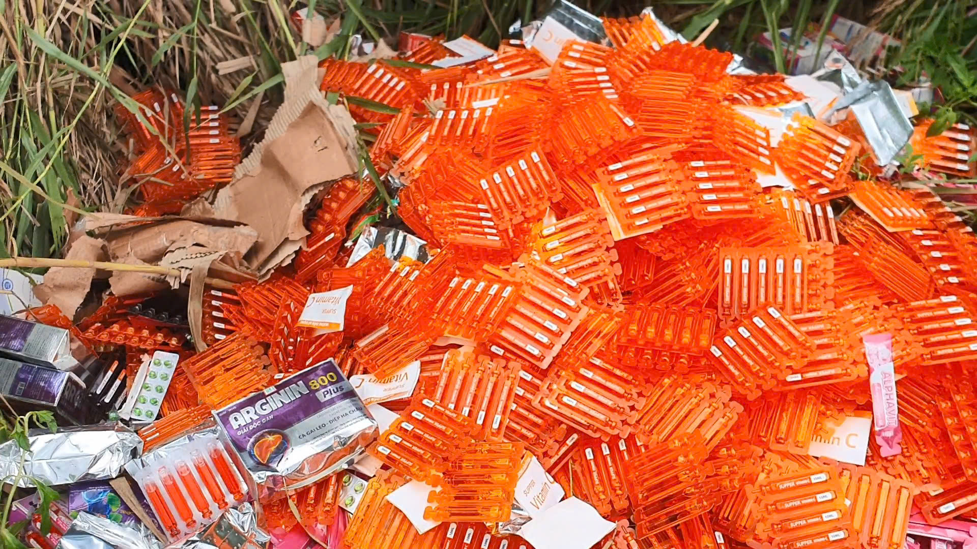 Công an TP HCM vào cuộc vụ phát hiện khối lượng lớn thực phẩm chức năng ở bãi đất trống- Ảnh 2. Công an TP HCM vào cuộc vụ phát hiện khối lượng lớn thực phẩm chức năng ở bãi đất trống- Ảnh 2.