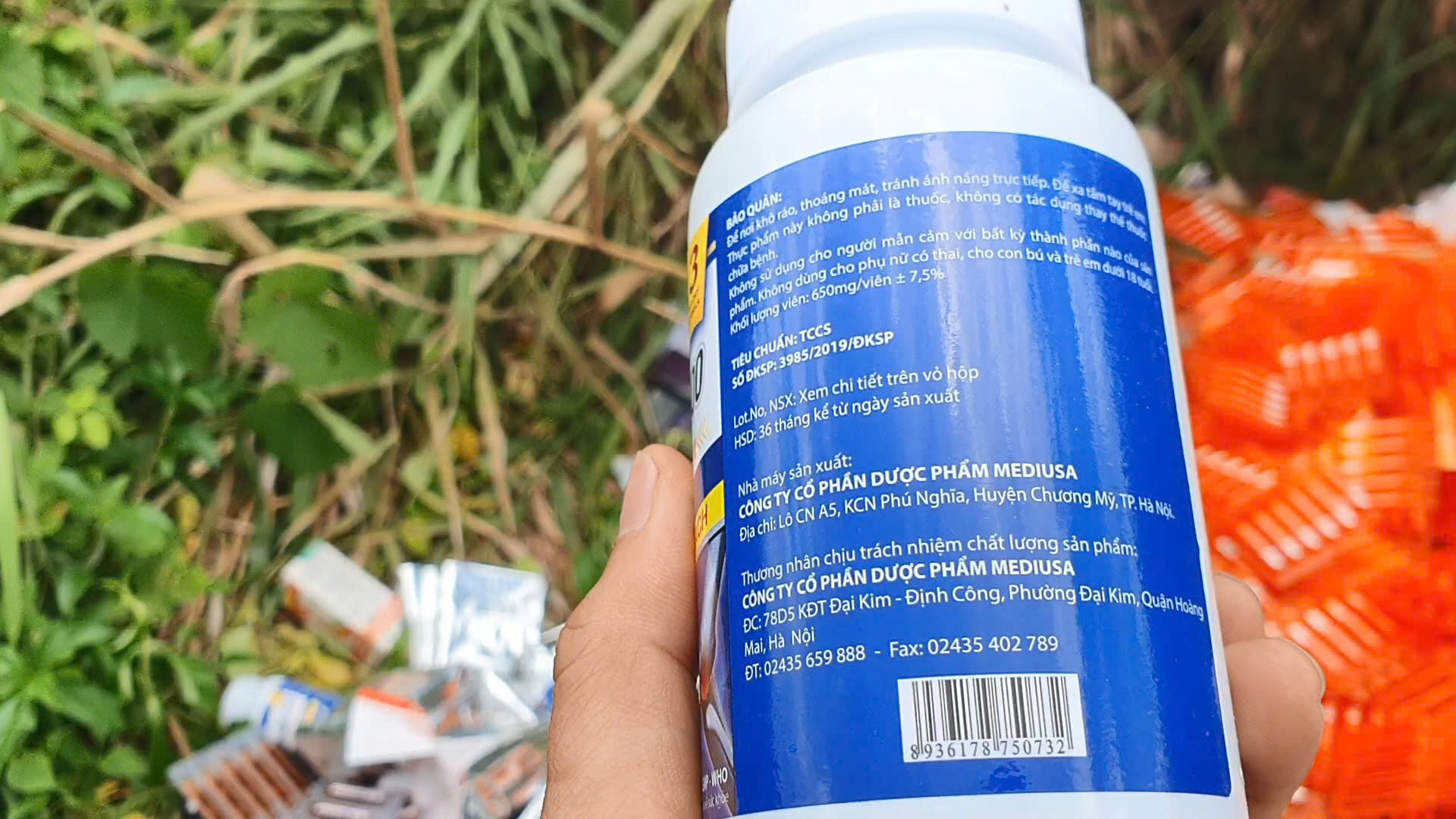 Công an TP HCM vào cuộc vụ phát hiện khối lượng lớn thực phẩm chức năng ở bãi đất trống- Ảnh 4. Công an TP HCM vào cuộc vụ phát hiện khối lượng lớn thực phẩm chức năng ở bãi đất trống- Ảnh 4.