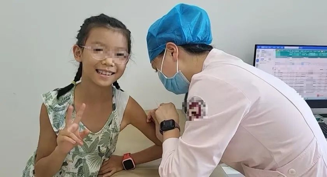 Mẹ từng mắc ung thư cổ tử cung, con gái có cần tiêm vắc xin HPV sớm hơn bình thường?- Ảnh 1. Mẹ từng mắc ung thư cổ tử cung, con gái có cần tiêm vắc xin HPV sớm hơn bình thường?- Ảnh 1.