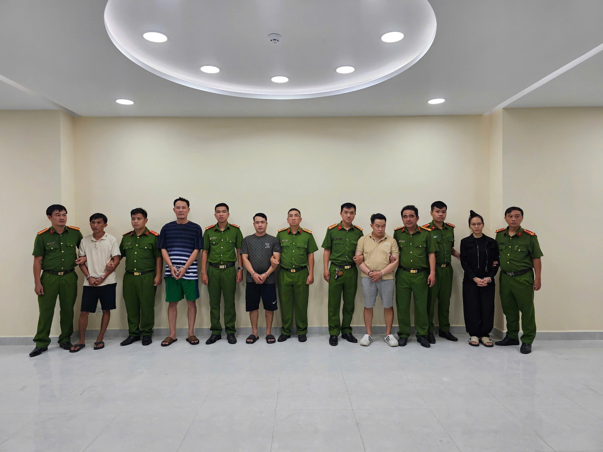 Công an TP HCM đồng loạt khám xét 2 địa điểm, bắt 5 người- Ảnh 1. Công an TP HCM đồng loạt khám xét 2 địa điểm, bắt 5 người- Ảnh 1.