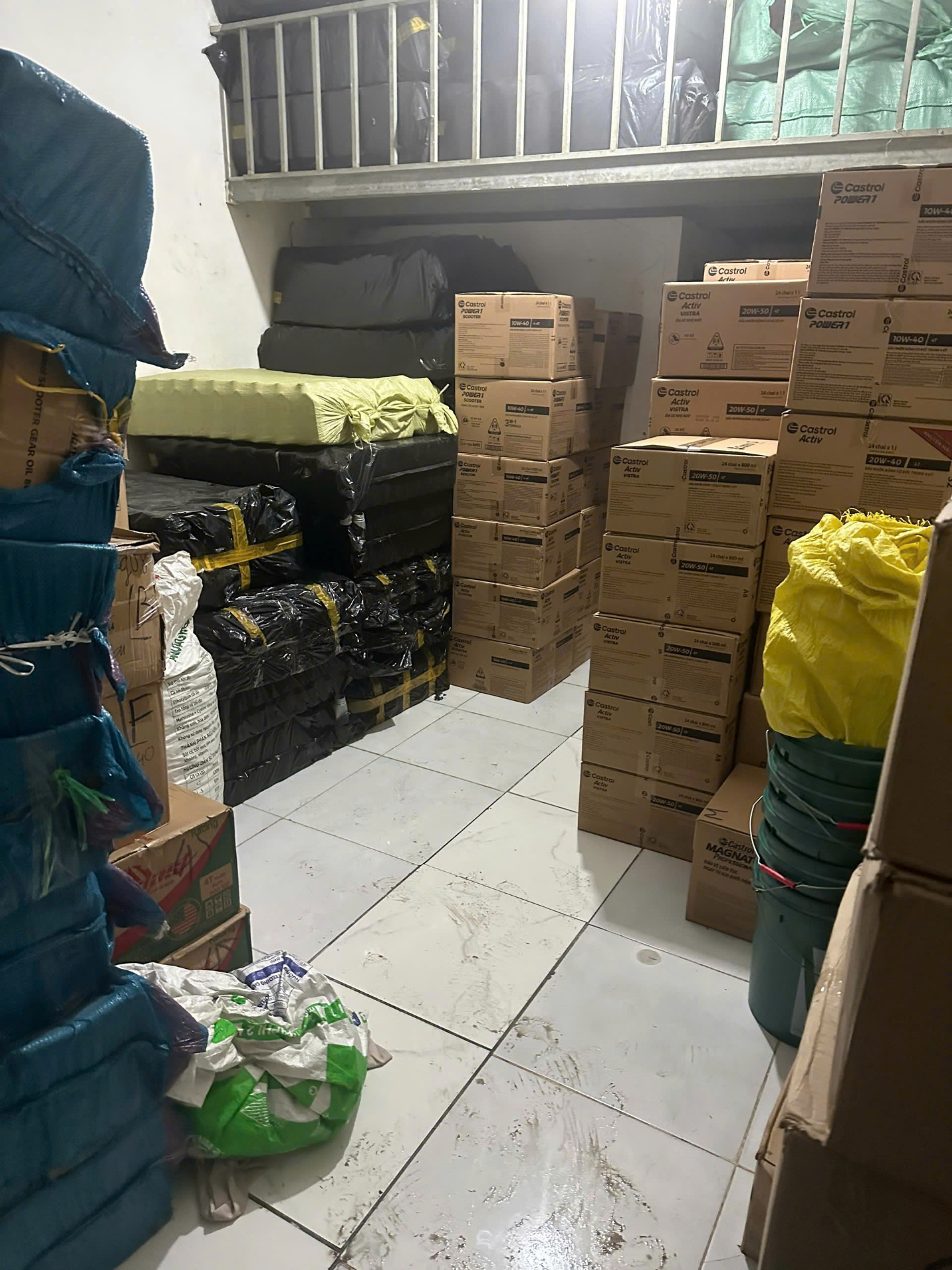 Công an TP HCM đồng loạt khám xét 2 địa điểm, bắt 5 người- Ảnh 3. Công an TP HCM đồng loạt khám xét 2 địa điểm, bắt 5 người- Ảnh 3.