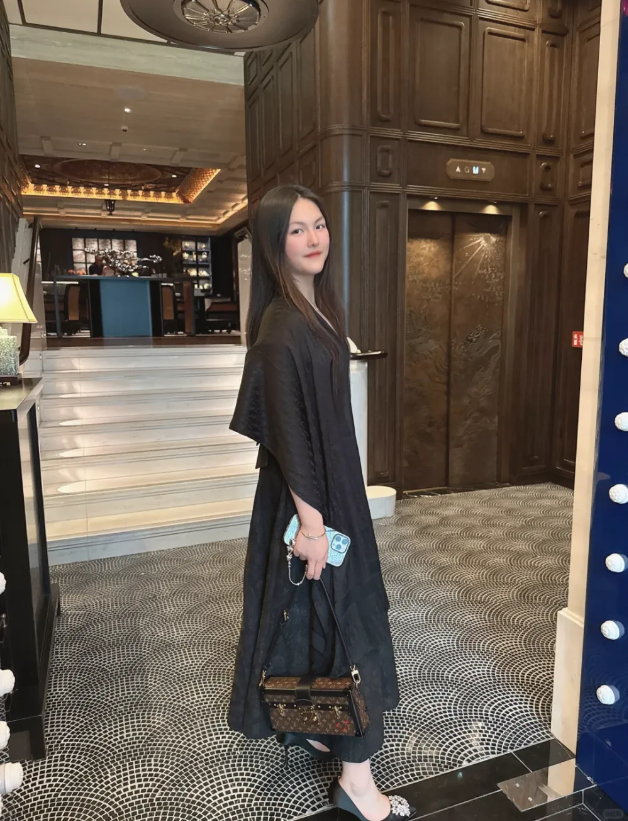 Các đại gia Cbiz: Mỹ nhân phản bội Châu Tinh Trì dùng thùng rác 200 triệu, Lâm Thanh Hà xứng danh Các đại gia Cbiz: Mỹ nhân phản bội Châu Tinh Trì dùng thùng rác 200 triệu, Lâm Thanh Hà xứng danh