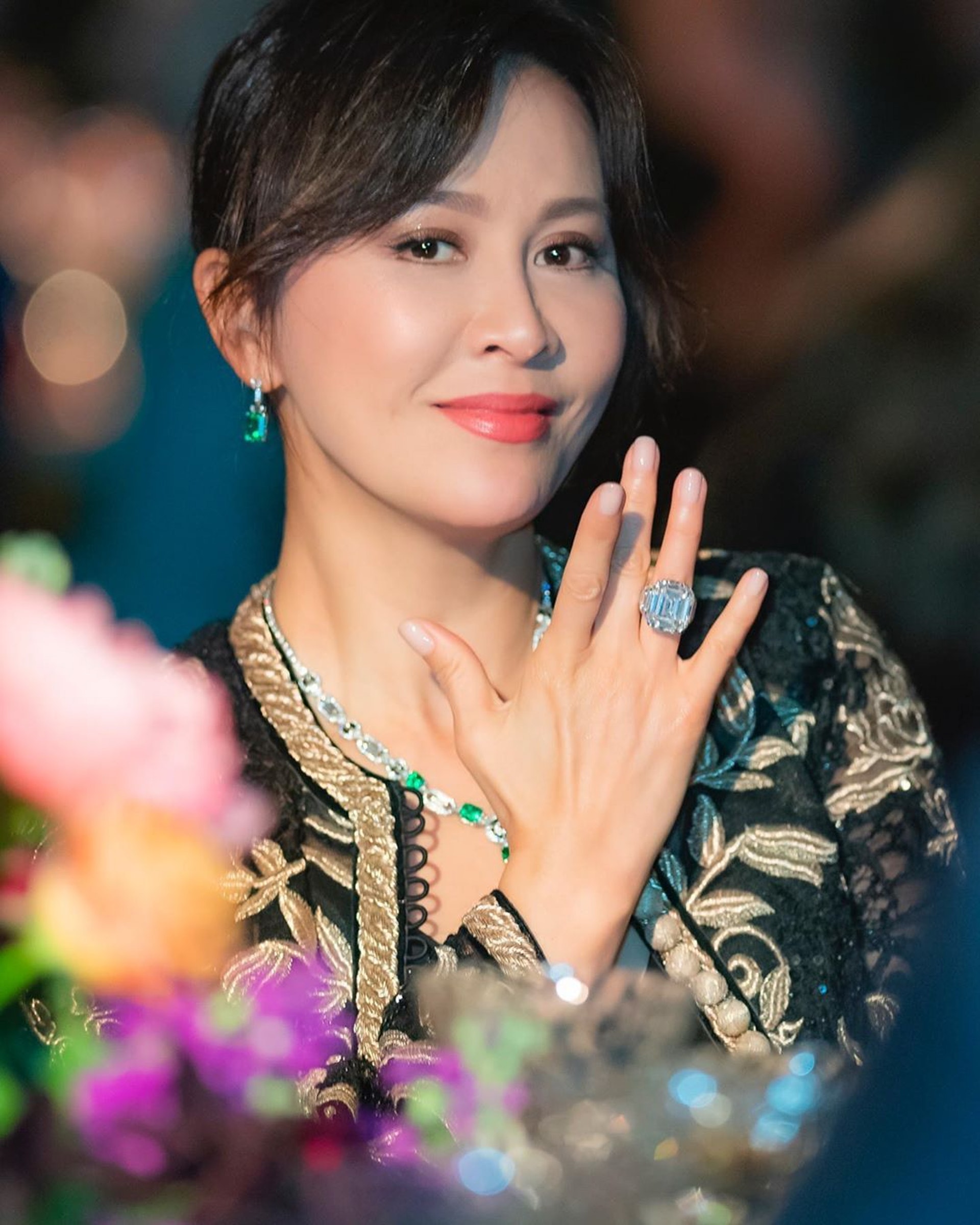 Các đại gia Cbiz: Mỹ nhân phản bội Châu Tinh Trì dùng thùng rác 200 triệu, Lâm Thanh Hà xứng danh Các đại gia Cbiz: Mỹ nhân phản bội Châu Tinh Trì dùng thùng rác 200 triệu, Lâm Thanh Hà xứng danh