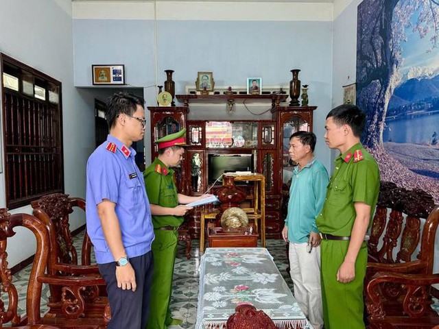 Bắt, khám xét chỗ ở nguyên Phó Chủ tịch UBND huyện- Ảnh 1. Bắt, khám xét chỗ ở nguyên Phó Chủ tịch UBND huyện- Ảnh 1.