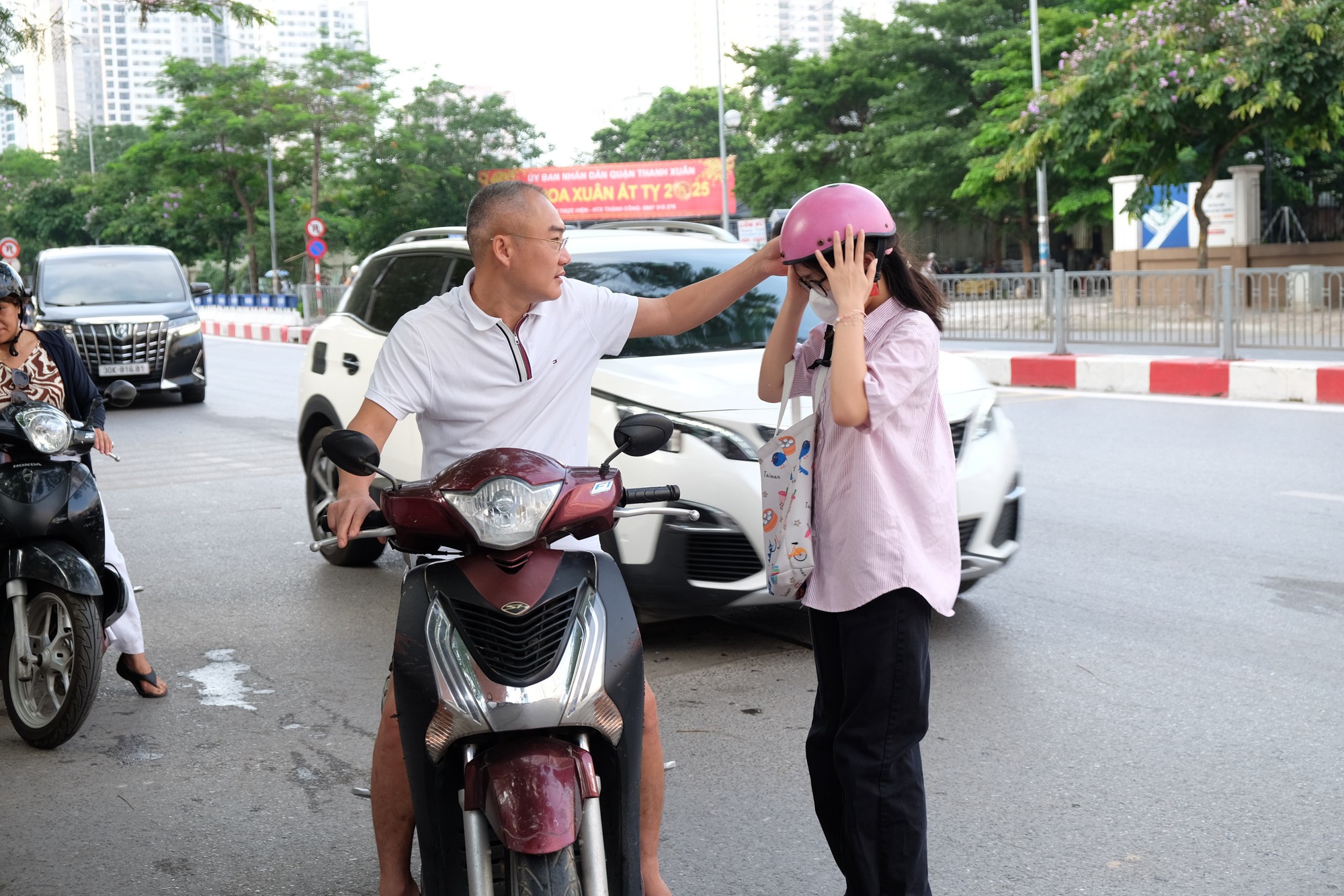 Phụ huynh Hà Nội trong kỳ thi căng thẳng bậc nhất: Phụ huynh Hà Nội trong kỳ thi căng thẳng bậc nhất: