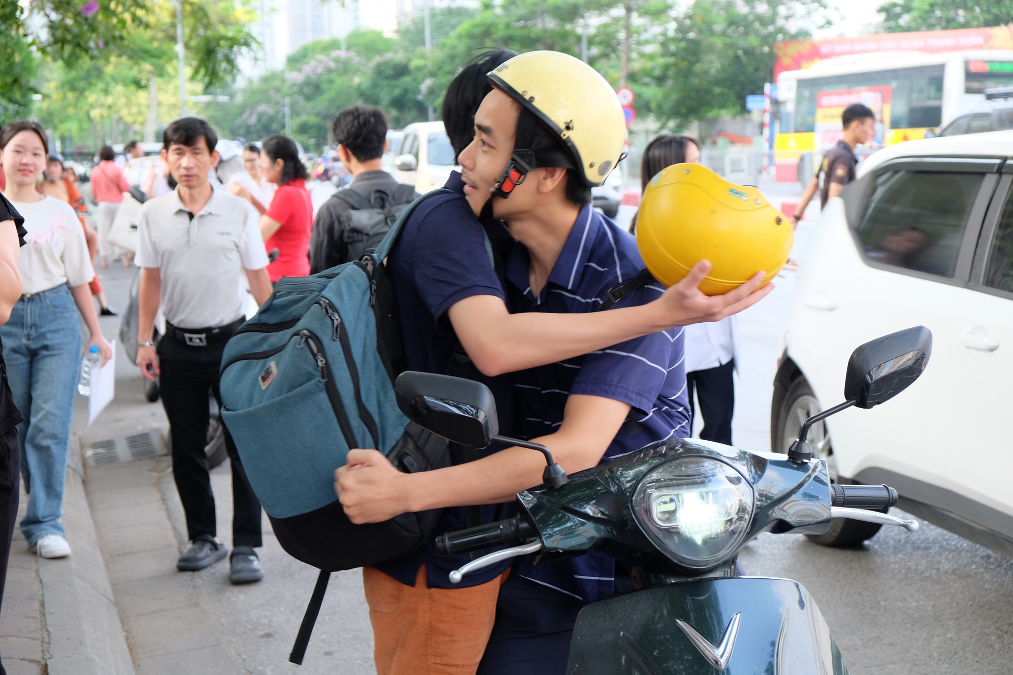 Phụ huynh Hà Nội trong kỳ thi căng thẳng bậc nhất: Phụ huynh Hà Nội trong kỳ thi căng thẳng bậc nhất: