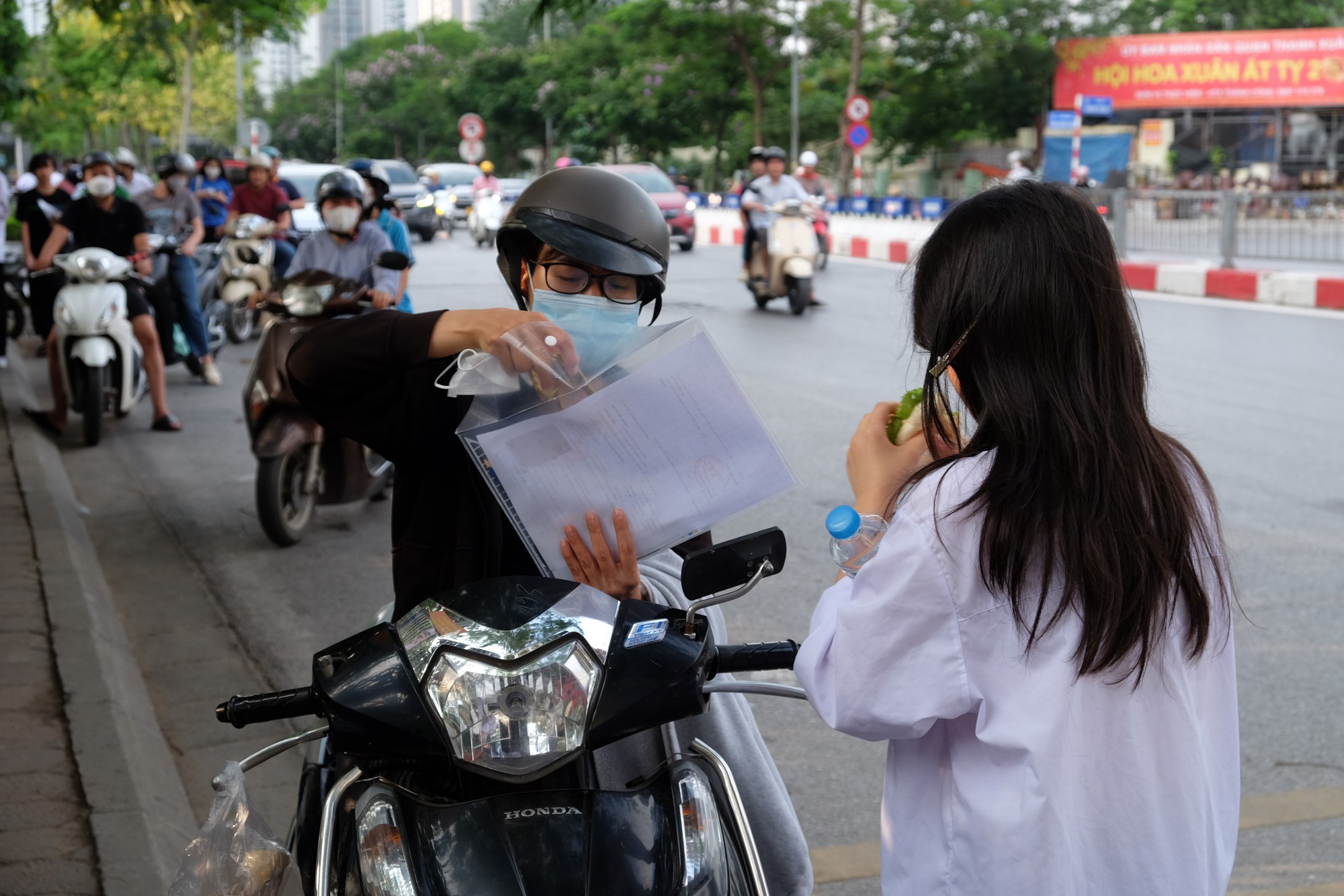 Phụ huynh Hà Nội trong kỳ thi căng thẳng bậc nhất: Phụ huynh Hà Nội trong kỳ thi căng thẳng bậc nhất: