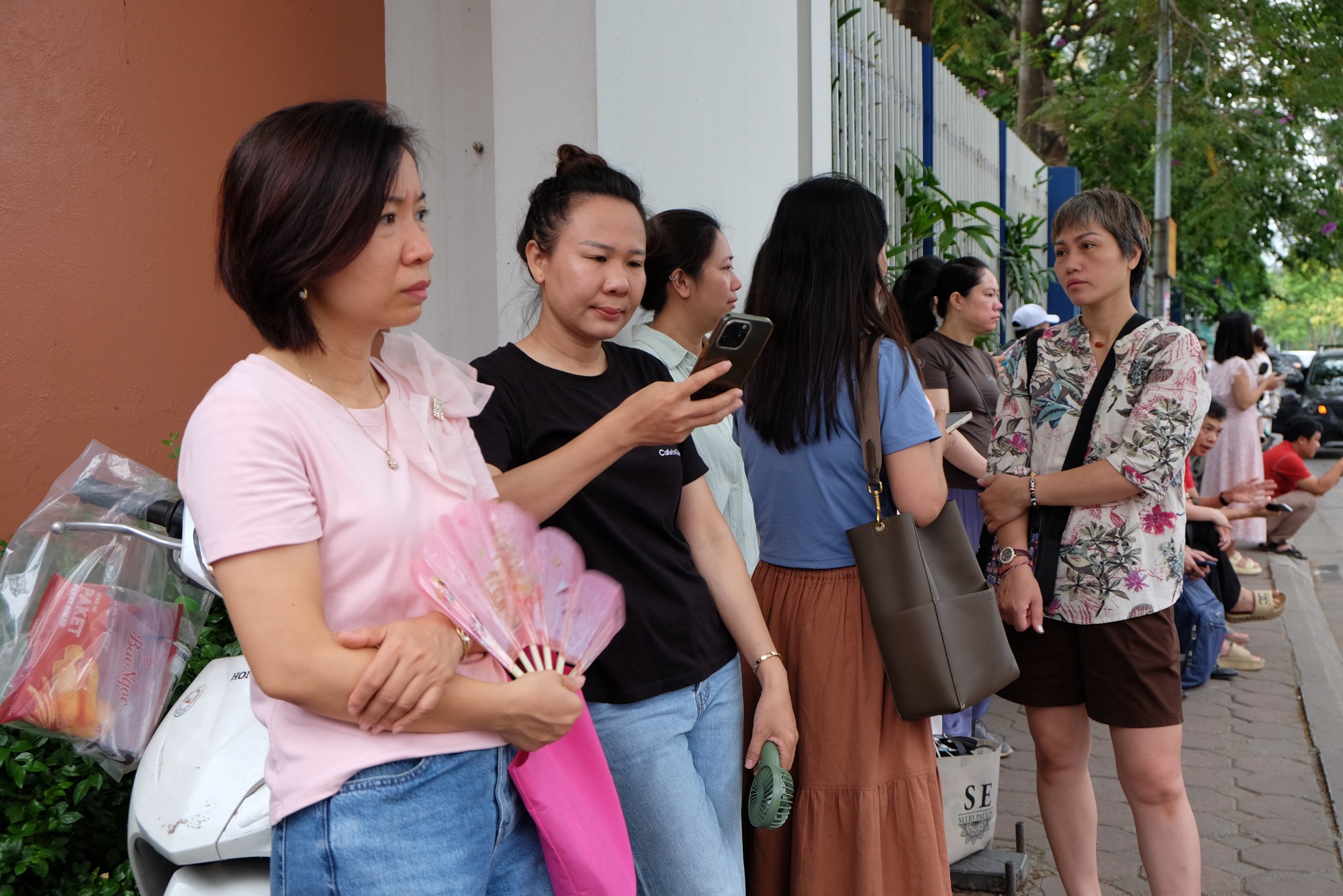 Phụ huynh Hà Nội trong kỳ thi căng thẳng bậc nhất: Phụ huynh Hà Nội trong kỳ thi căng thẳng bậc nhất:
