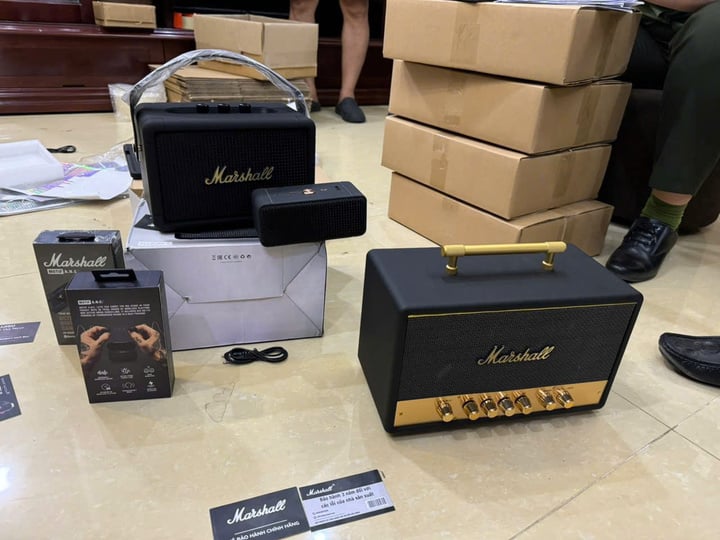 Phá đường dây buôn bán thiết bị điện tử giả Marshall, Omega, Orient trị giá 22 tỷ đồng- Ảnh 3. Phá đường dây buôn bán thiết bị điện tử giả Marshall, Omega, Orient trị giá 22 tỷ đồng- Ảnh 3.