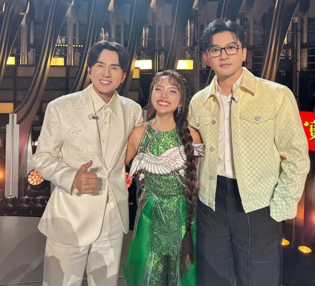 Khung hình Đan Trường - Tô Hữu Bằng hội ngộ gây bão mạng, thu hút 24.000 lượt like nhưng sự thật là gì?- Ảnh 2. Khung hình Đan Trường - Tô Hữu Bằng hội ngộ gây bão mạng, thu hút 24.000 lượt like nhưng sự thật là gì?- Ảnh 2.