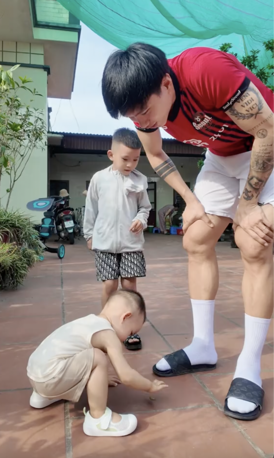 1 phút Doãn Hải My ở quê chồng, netizen ngỡ ngàng: Cũng là người bình thường thôi, có phải thần tiên tỷ tỷ gì đâu!- Ảnh 4. 1 phút Doãn Hải My ở quê chồng, netizen ngỡ ngàng: Cũng là người bình thường thôi, có phải thần tiên tỷ tỷ gì đâu!- Ảnh 4.