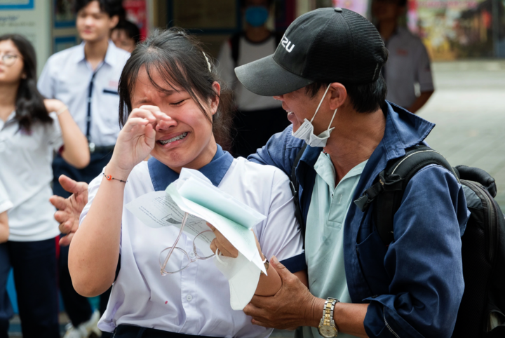 Thí sinh khóc như mưa vì đề Toán khó, thầy cô nói 'nhiều điểm 10 hơn năm ngoái'- Ảnh 2. Thí sinh khóc như mưa vì đề Toán khó, thầy cô nói 'nhiều điểm 10 hơn năm ngoái'- Ảnh 2.