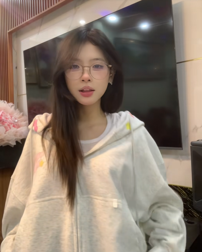 Thí sinh lên TV gây sốt vì 10 giây đã... thấy xinh: Hé lộ danh tính ngoài đời- Ảnh 4. Thí sinh lên TV gây sốt vì 10 giây đã... thấy xinh: Hé lộ danh tính ngoài đời- Ảnh 4.