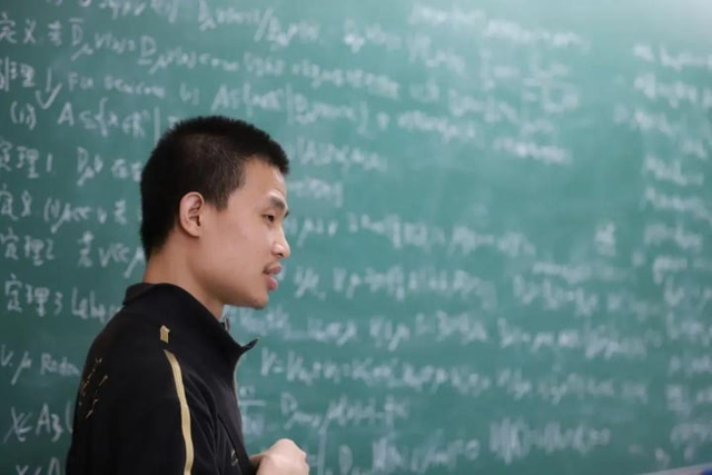 Thiên tài toán học hàng đầu Trung Quốc bỗng thành TikToker: Vỏn vẹn 3 câu trong 4 giây cũng khiến chục triệu người theo dõi- Ảnh 2. Thiên tài toán học hàng đầu Trung Quốc bỗng thành TikToker: Vỏn vẹn 3 câu trong 4 giây cũng khiến chục triệu người theo dõi- Ảnh 2.