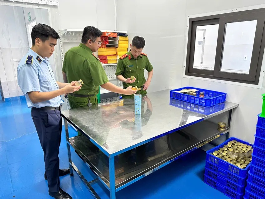 Sự thật đằng sau 23.468 hũ yến chưng bị tạm giữ tại Phú Thọ- Ảnh 2. Sự thật đằng sau 23.468 hũ yến chưng bị tạm giữ tại Phú Thọ- Ảnh 2.