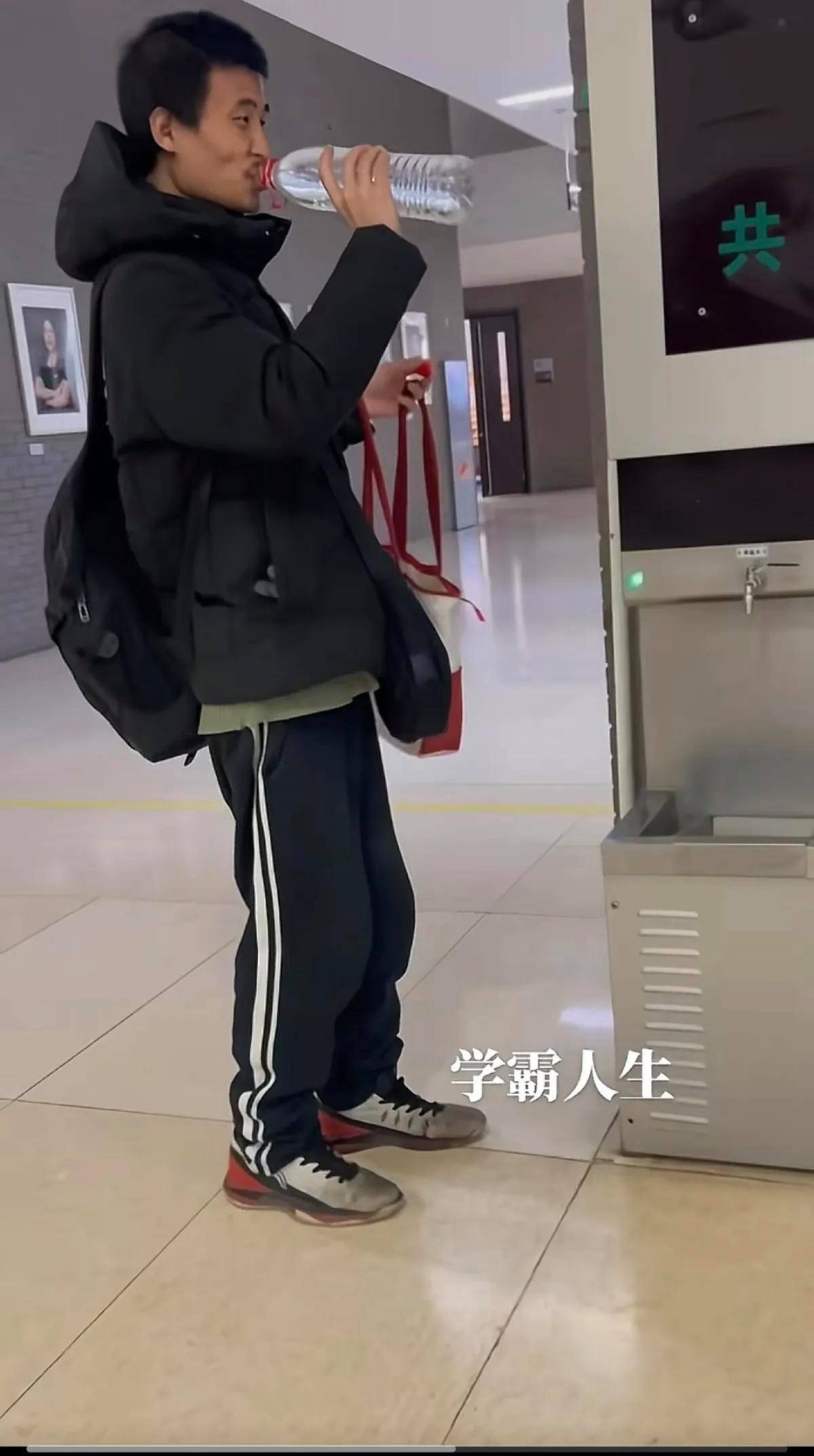 Một "đỉnh lưu" vừa mở tài khoản, đăng clip 4 giây đã hút 18 triệu follow: Ai đang khiến cả Trung Quốc phát cuồng?- Ảnh 7. Một "đỉnh lưu" vừa mở tài khoản, đăng clip 4 giây đã hút 18 triệu follow: Ai đang khiến cả Trung Quốc phát cuồng?- Ảnh 7.