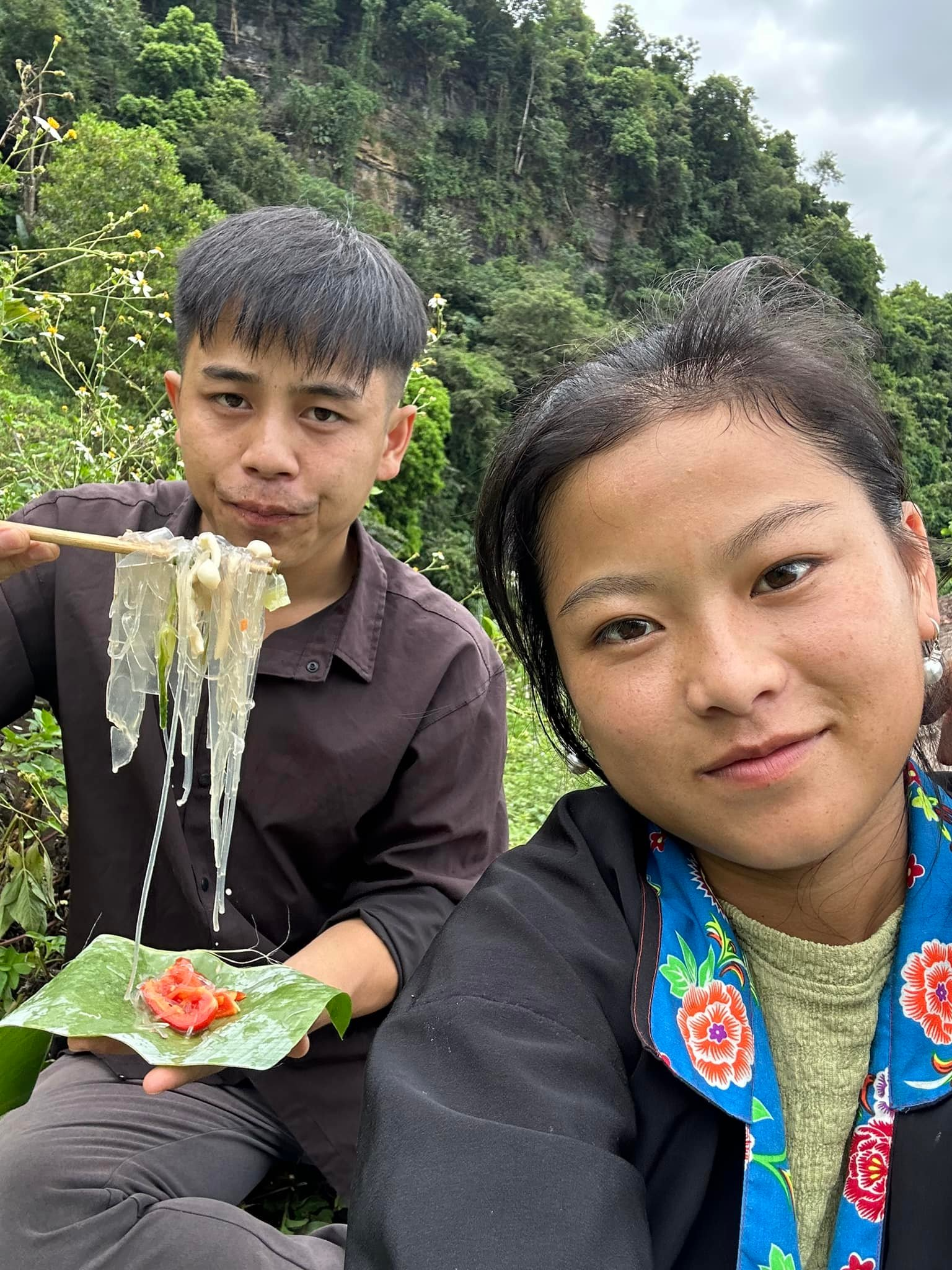 Sùng Bầu nhận "trẻ người non dạ" sau ồn ào với miến dong Hồng Phước- Ảnh 1. Sùng Bầu nhận "trẻ người non dạ" sau ồn ào với miến dong Hồng Phước- Ảnh 1.