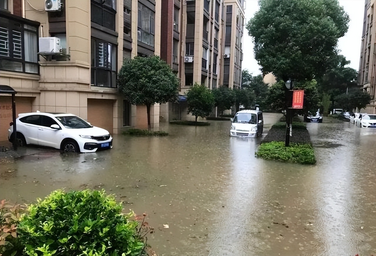 Tưởng lời vì mua nhà tầng 1 có sân – ai ngờ chỉ một trận mưa đầu mùa khiến tôi thiệt hại cả chục triệu!- Ảnh 2. Tưởng lời vì mua nhà tầng 1 có sân – ai ngờ chỉ một trận mưa đầu mùa khiến tôi thiệt hại cả chục triệu!- Ảnh 2.