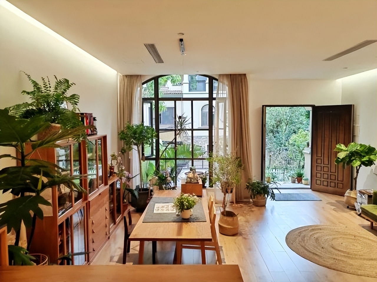 Mẹ đơn thân tuổi 50 sống cùng con trong biệt thự 300m²: Mẹ đơn thân tuổi 50 sống cùng con trong biệt thự 300m²: