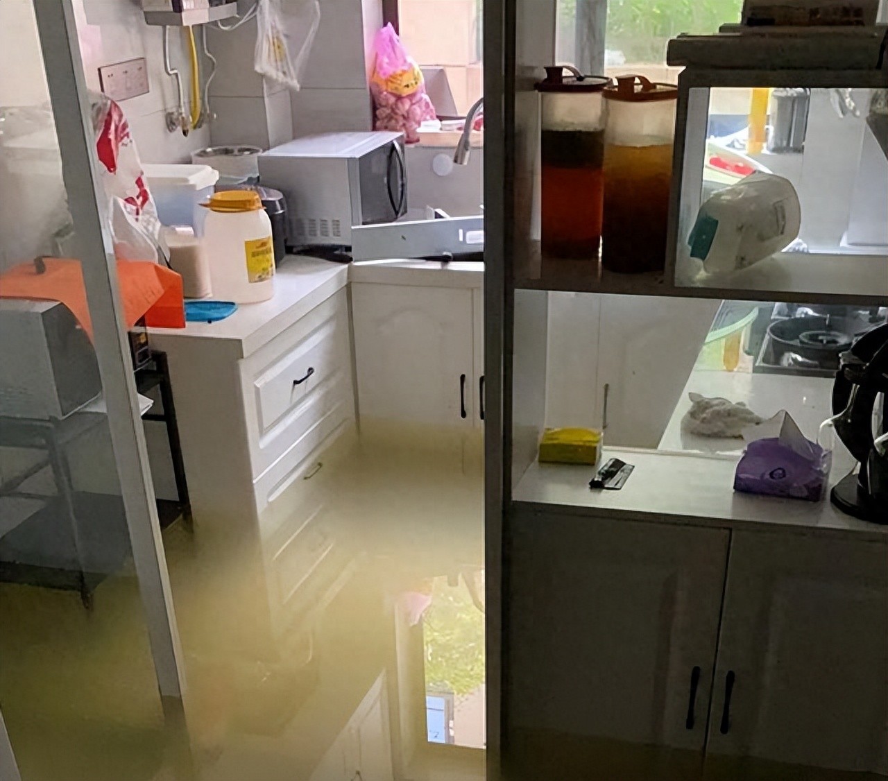 Tưởng lời vì mua nhà tầng 1 có sân – ai ngờ chỉ một trận mưa đầu mùa khiến tôi thiệt hại cả chục triệu!- Ảnh 1. Tưởng lời vì mua nhà tầng 1 có sân – ai ngờ chỉ một trận mưa đầu mùa khiến tôi thiệt hại cả chục triệu!- Ảnh 1.