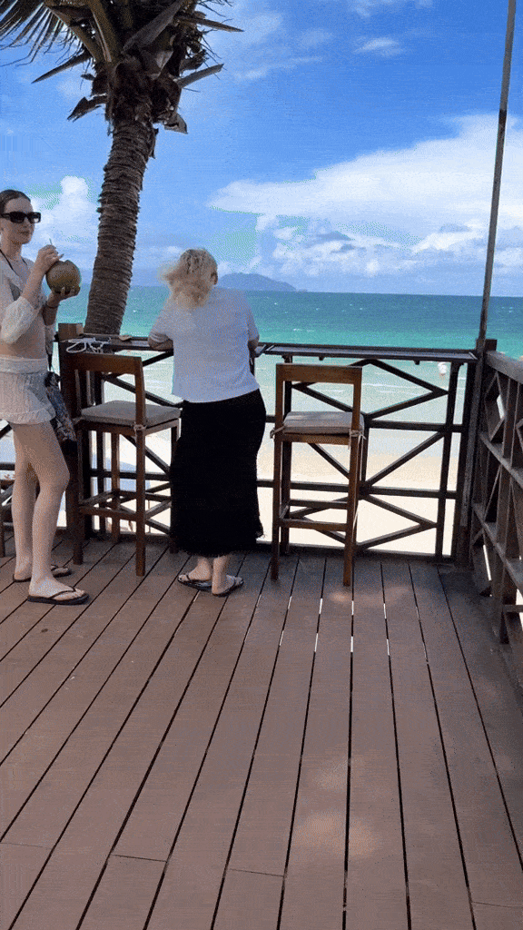 Khách Tây trầm trồ trước một bãi biển: Nước trong xanh, có người nhận xét "Bãi biển đẹp nhất Việt Nam!"- Ảnh 1.