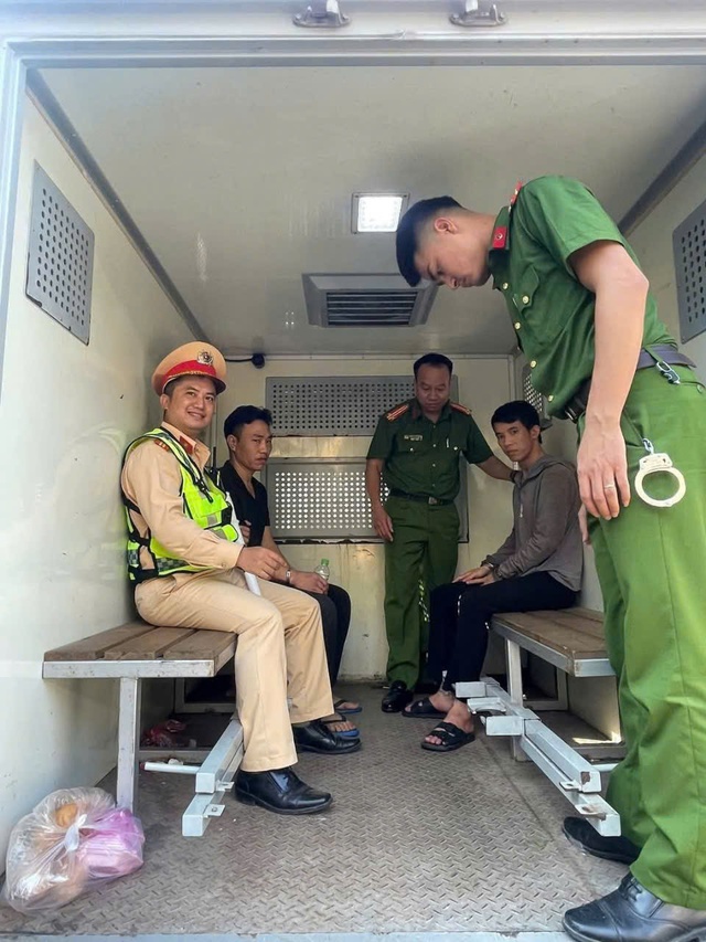 2 phạm nhân bị bắt như thế nào khi đang trốn chạy bằng taxi?- Ảnh 2. 2 phạm nhân bị bắt như thế nào khi đang trốn chạy bằng taxi?- Ảnh 2.