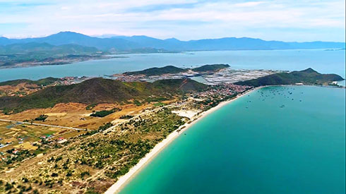 Khách Tây trầm trồ trước một bãi biển: Nước trong xanh, có người nhận xét "Bãi biển đẹp nhất Việt Nam!"- Ảnh 2.