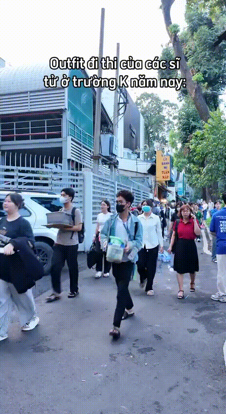 Cảnh tượng gây lú trước cổng trường khiến ai đi ngang qua cũng phải ngoái nhìn: Sao lại ôm ghế nhựa đi thi?- Ảnh 3. Cảnh tượng gây lú trước cổng trường khiến ai đi ngang qua cũng phải ngoái nhìn: Sao lại ôm ghế nhựa đi thi?- Ảnh 3.