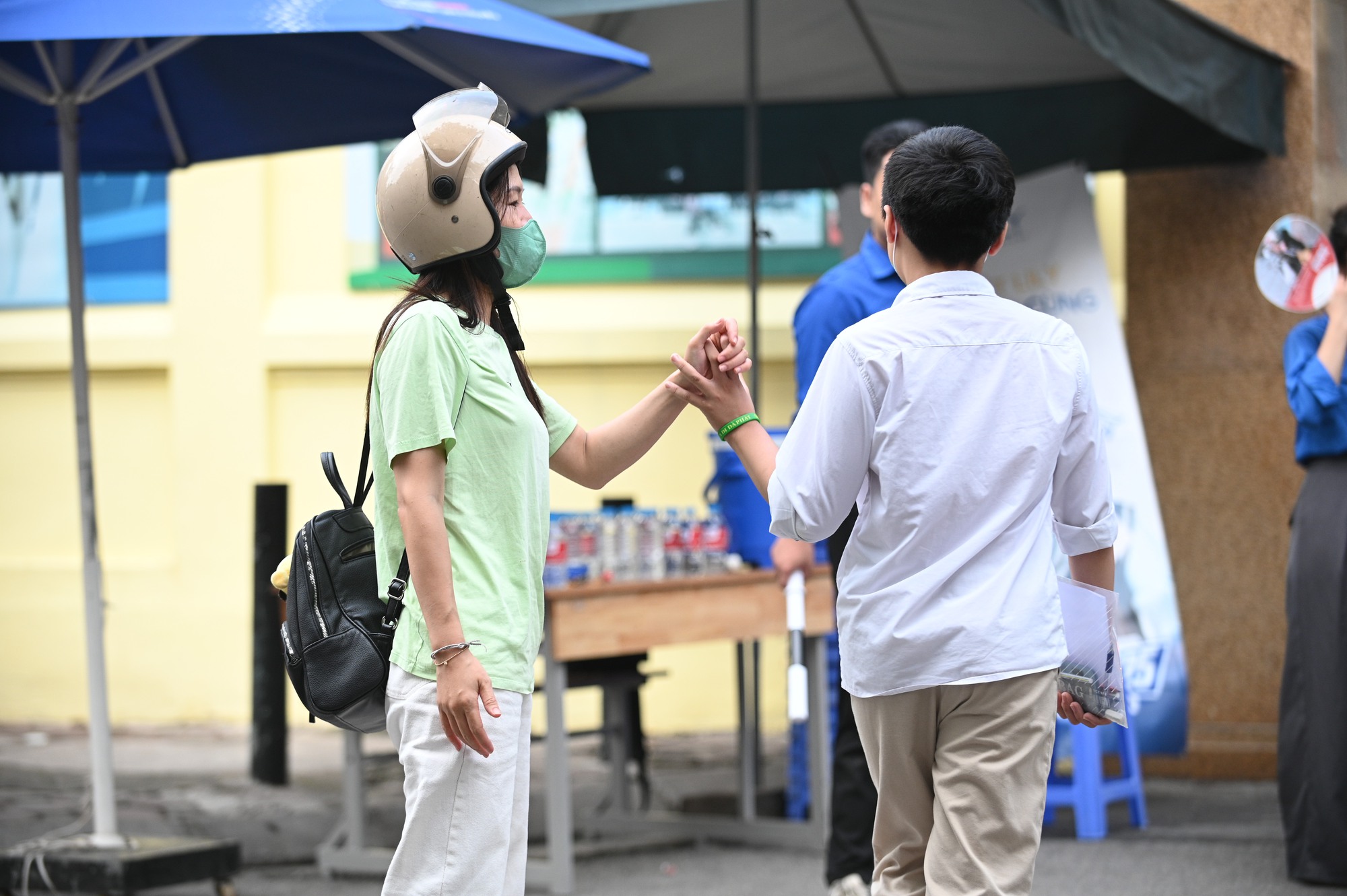 Thi vào lớp 10 Hà Nội buổi cuối cùng: Sĩ tử nhịn đau, chống nạng đến điểm thi- Ảnh 7. Thi vào lớp 10 Hà Nội buổi cuối cùng: Sĩ tử nhịn đau, chống nạng đến điểm thi- Ảnh 7.